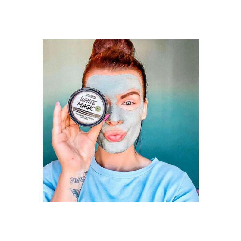 Φυσική μάσκα προσώπου Beauty Jar White Magic με λευκό και μπλε άργιλο για αποτοξίνωση.