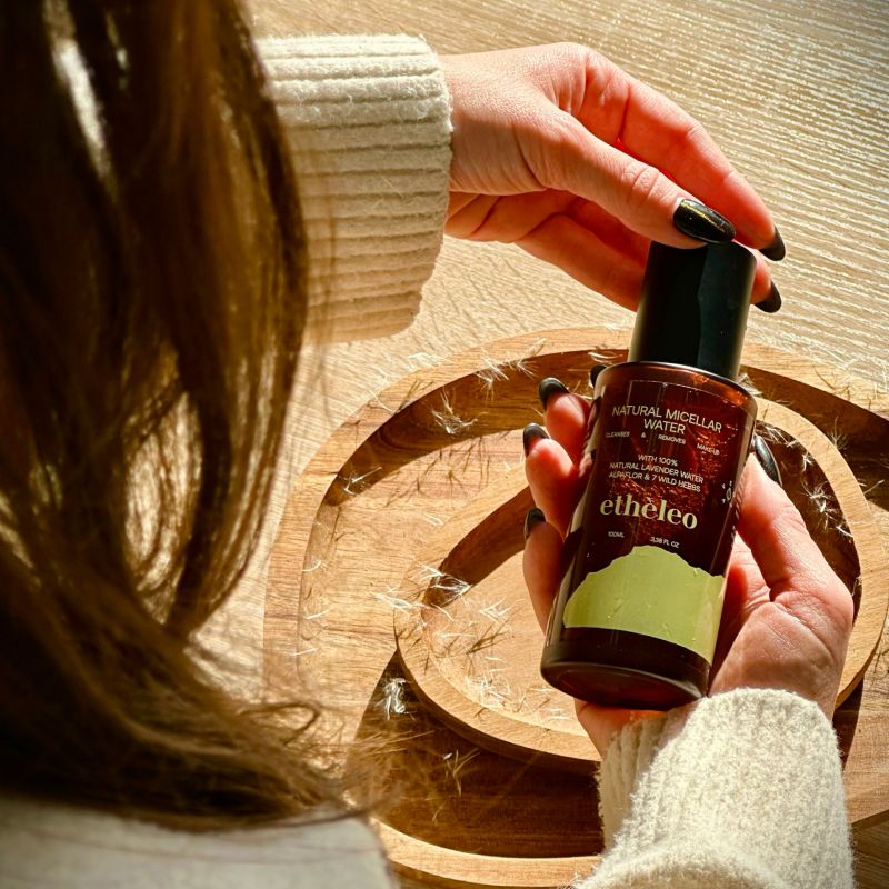 Etheleo Natural Micellar Water 100ml σε eco-friendly συσκευασία σπρέι για ντεμακιγιάζ.