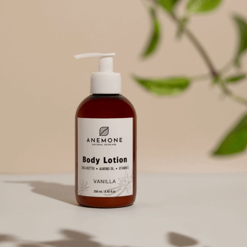 Anemone Body Lotion Βανίλια 250ml ενυδατικό γαλάκτωμα σώματος με βούτυρο καριτέ και αμυγδαλέλαιο.