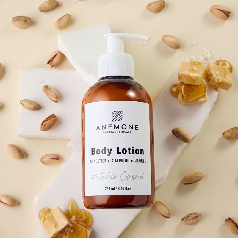 Anemone Body Lotion Φυστίκι Καραμέλα 250ml ενυδατικό γαλάκτωμα σώματος με βούτυρο καριτέ.