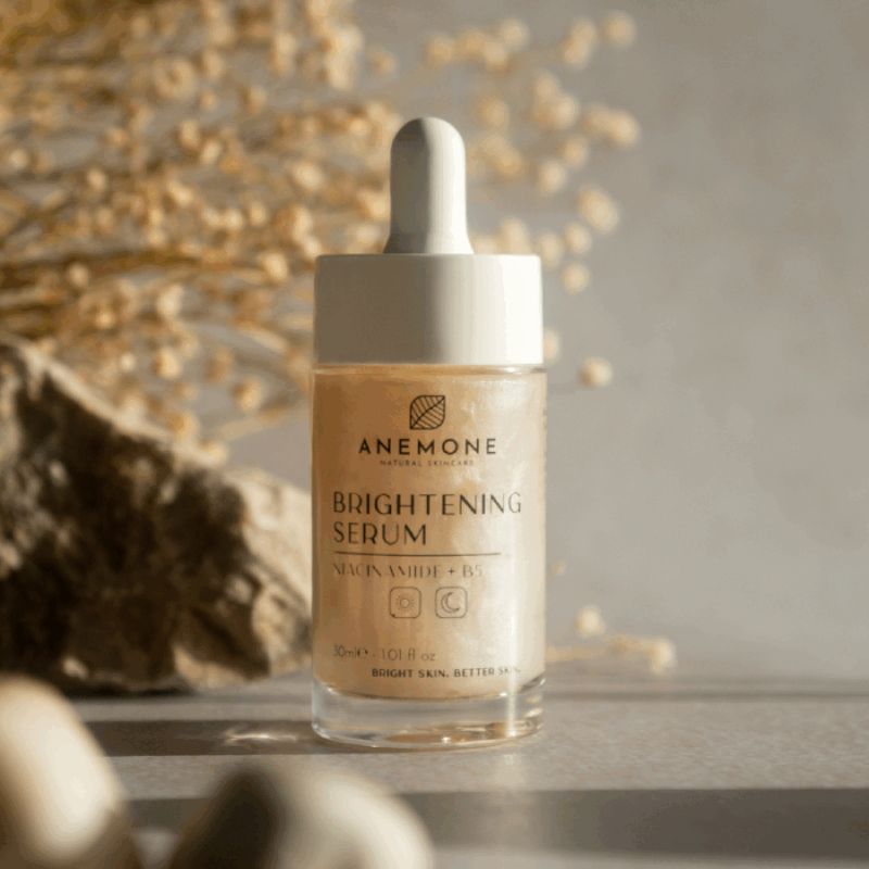 Anemone Brightening Serum Νιασιναμίδη 30ml ενυδατικός ορός προσώπου για λάμψη και μείωση ατελειών.