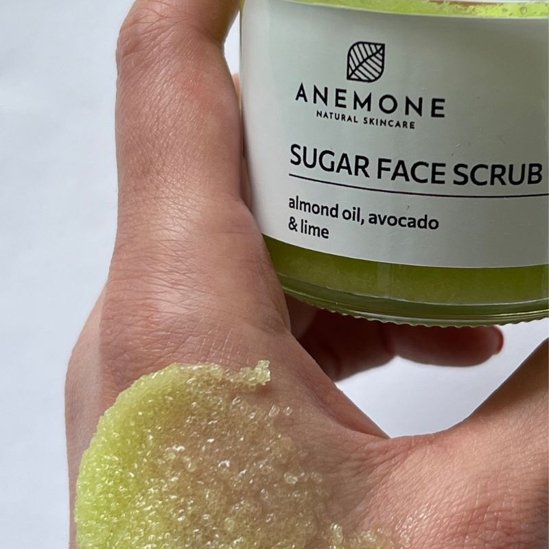 Anemone Face Scrub Αβοκάντο & Λάιμ 125ml φυσικό απολεπιστικό προσώπου με κόκκους ζάχαρης.