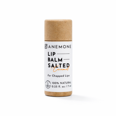 Anemone Lip Balm Αλατισμένη Καραμέλα 7ml φυσικό μπαλμ χειλιών για θρέψη και προστασία σε eco-friendly συσκευασία.