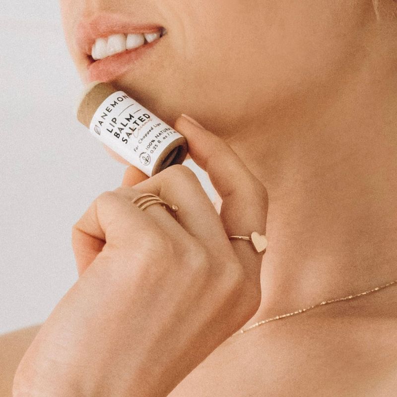 Anemone Lip Balm Αλατισμένη Καραμέλα 7ml φυσικό μπαλμ χειλιών για θρέψη και προστασία σε eco-friendly συσκευασία.