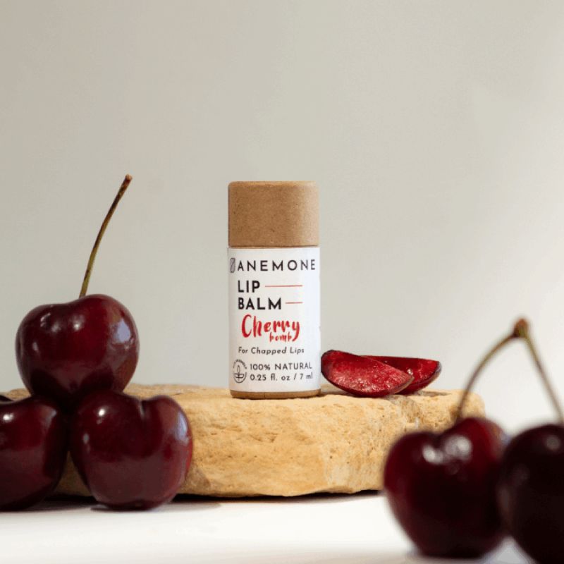 Anemone Lip Balm Κεράσι 7ml φυσικό μπαλμ χειλιών για θρέψη και επανόρθωση σε eco-friendly συσκευασία.