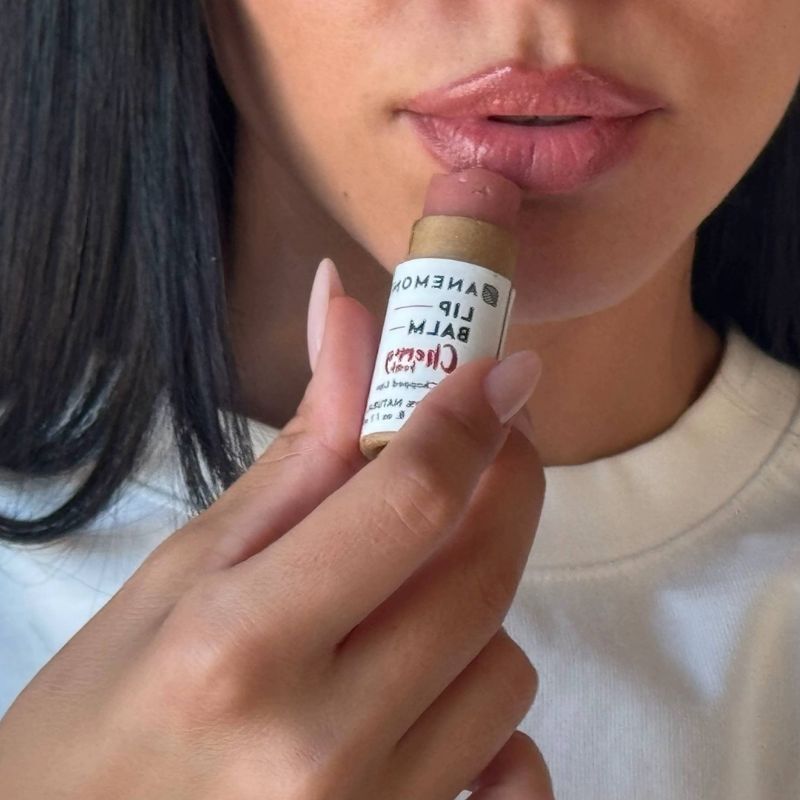 Anemone Lip Balm Κεράσι 7ml φυσικό μπαλμ χειλιών για θρέψη και επανόρθωση σε eco-friendly συσκευασία.