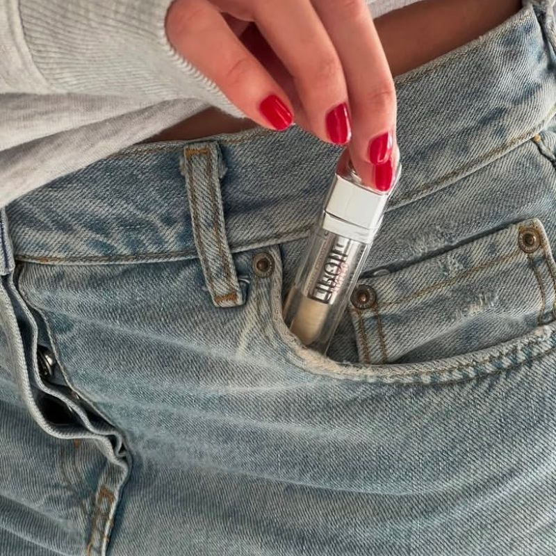 Anemone Lip Oil Καρύδα & Βανίλια με Volulip για ενυδάτωση, λάμψη και φυσική αύξηση όγκου στα χείλη.