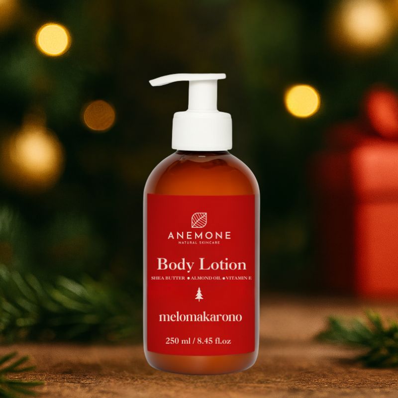 Anemone Body Lotion Μελομακάρονο 250ml, ένα ενυδατικό γαλάκτωμα σώματος με πλούσια, εορταστική σύνθεση που ενσωματώνει τα χαρακτηριστικά αρώματα του παραδοσιακού μελομακάρονου (μέλι, κανέλα, καρύδι), προσφέροντας βαθιά ενυδάτωση και αφήνοντας την επιδερμίδα απαλή με μια γλυκιά, ζεστή αίσθηση.