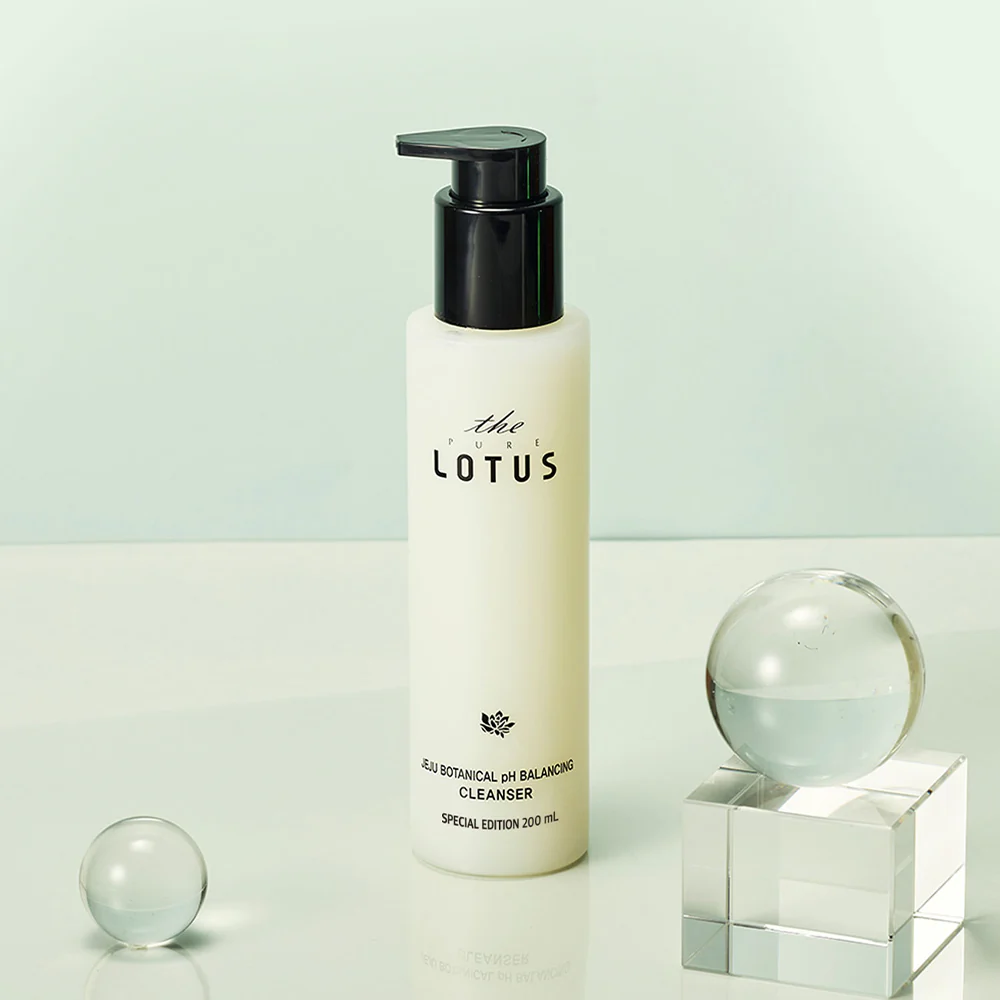 The Pure Lotus Jeju Botanical pH Balancing Cleanser απαλό τζελ καθαρισμού προσώπου χαμηλού pH με βοτανικά εκχυλίσματα Τζέτζου.