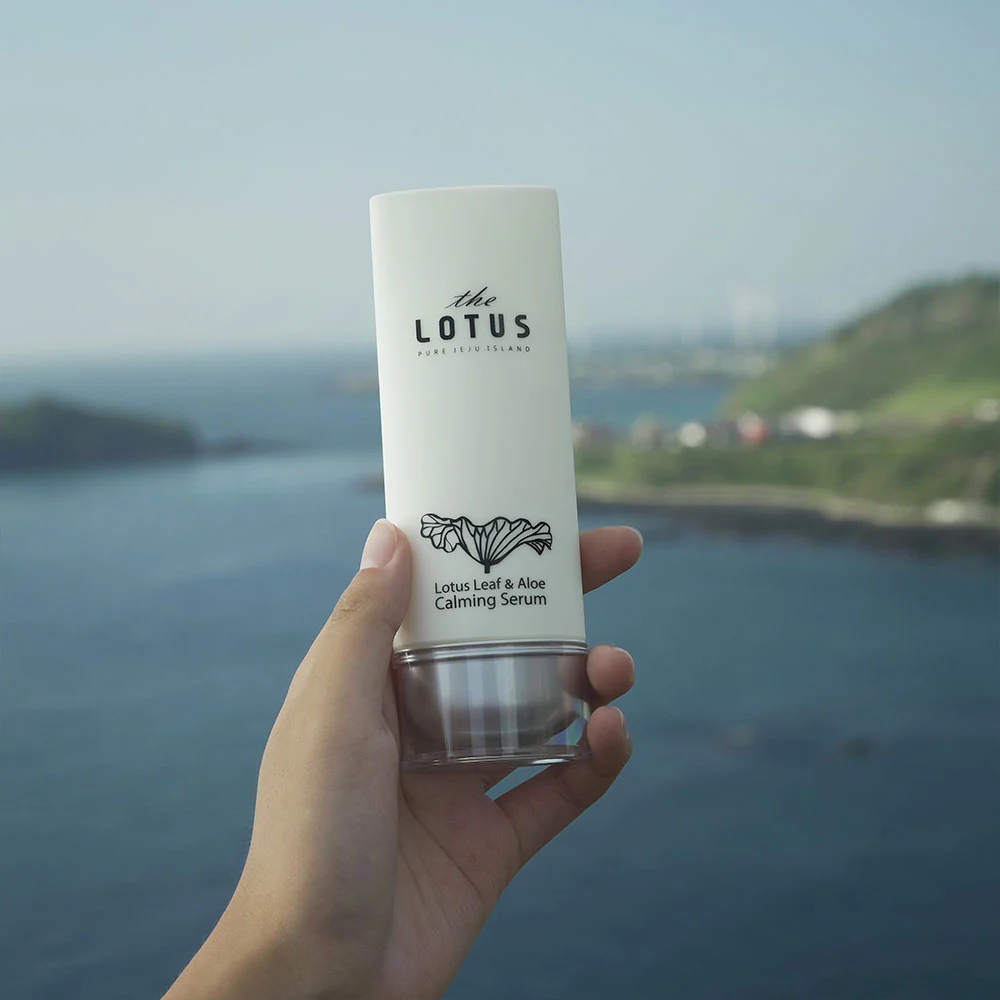 The Pure Lotus Leaf Aloe Calming Serum καταπραϋντικός ορός προσώπου με εκχύλισμα φύλλων λωτού και αλόη από το νησί Τζέτζου.