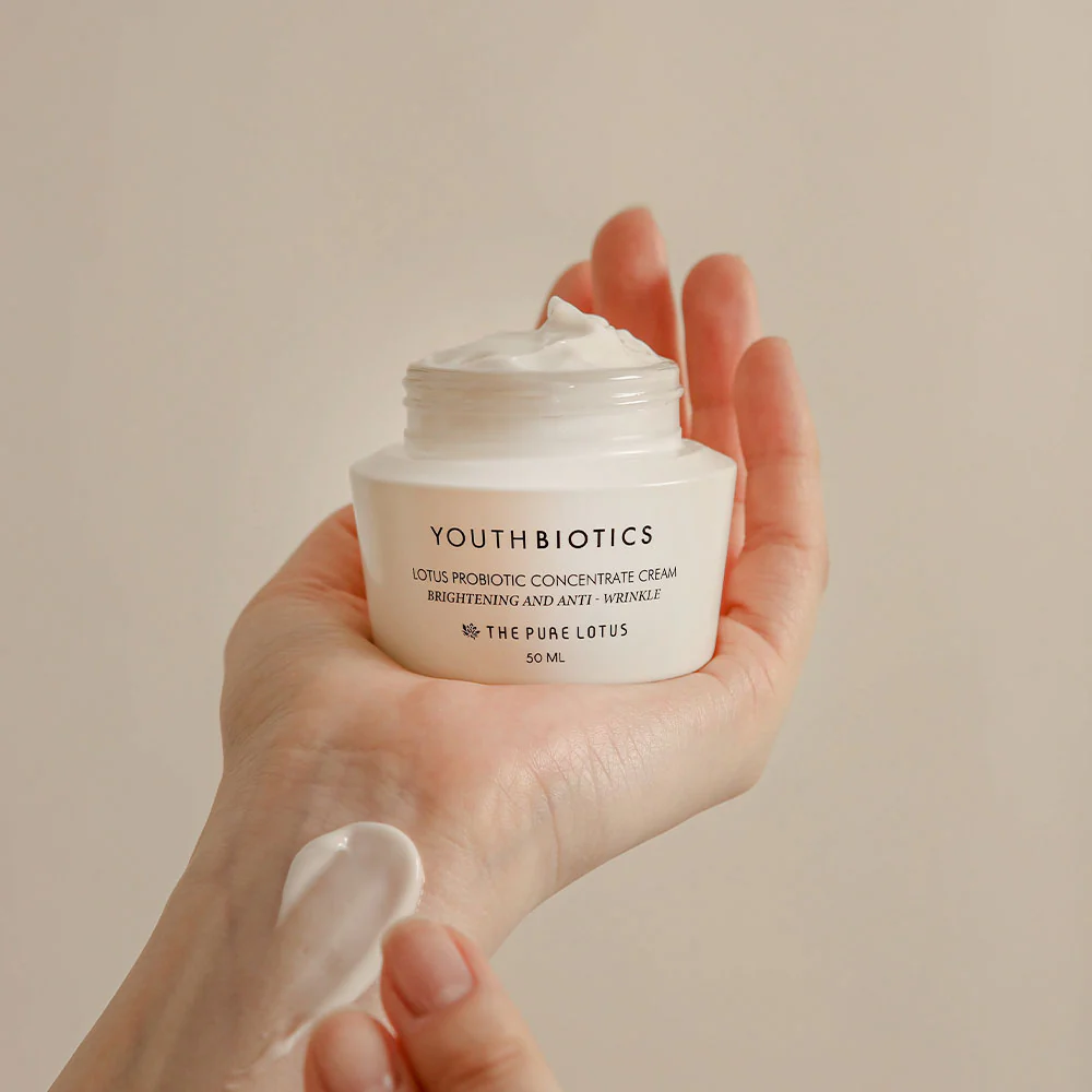 Youthbiotics Lotus Probiotic Concentrate Cream ενυδατική κρέμα προσώπου με ζυμωμένο νερό λωτού Τζέτζου και 8 προβιοτικά.