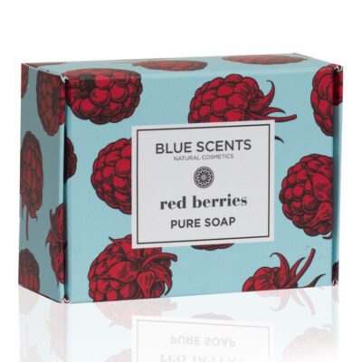Blue Scents σαπούνι Red Berries 135gr, ένα χειροποίητο σαπούνι φυτικής βάσης με το έντονο και φρουτώδες άρωμα από κόκκινα μούρα, που προσφέρει αποτελεσματικό καθαρισμό, αφήνοντας την επιδερμίδα απαλή και αναζωογονημένη με μια γλυκιά αρωματική νότα.