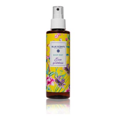 Blue Scents body mist Sun Goddess 150ml με ένα εκθαμβωτικό και λαμπερό άρωμα που αποπνέει αυτοπεποίθηση και καλοκαιρινή ενέργεια, χαρίζοντας στην επιδερμίδα σας μια διακριτική αίσθηση ζεστασιάς και λάμψης που αναδεικνύει τη θηλυκότητά σας.