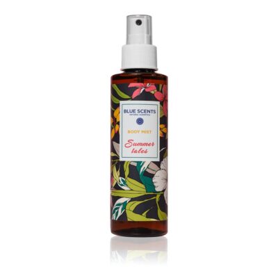 Blue Scents body mist Summer Tales 150ml, ένα νοσταλγικό και ανάλαφρο άρωμα που αποτυπώνει τις αναμνήσεις του καλοκαιριού, προσφέροντας μια αίσθηση δροσιάς και ανεμελιάς στην επιδερμίδα σας, ιδανικό για να συνοδεύσει τις ηλιόλουστες στιγμές σας.