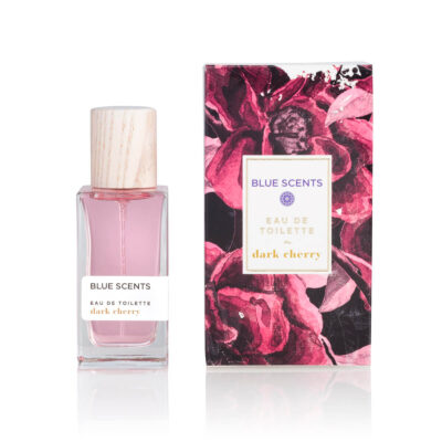 Blue Scents Eau de Toilette Dark Cherry 50ml με ένα σαγηνευτικό και έντονο φρουτώδες άρωμα, που αναδεικνύει τη γλυκιά και αισθησιακή αύρα του μαύρου κερασιού σε μια κομψή συσκευασία ιδανική για καθημερινή χρήση.