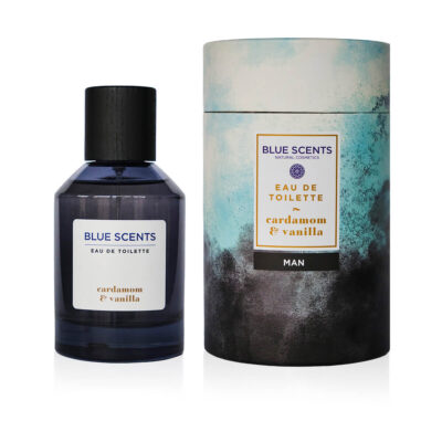 Blue Scents Eau de Toilette Cardamom & Vanilla 100ml με ένα ξεχωριστό, πικάντικο και ταυτόχρονα γλυκό άρωμα που συνδυάζει την ένταση του κάρδαμου με τη ζεστασιά της βανίλιας, προσφέροντας μια κομψή και αξέχαστη αρωματική εμπειρία.