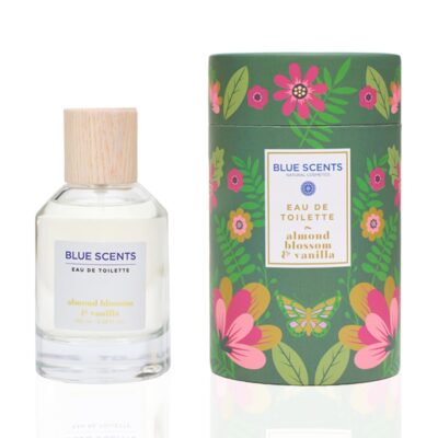 Blue Scents Eau de Toilette Almond Blossom & Vanilla 100ml με ένα γλυκό και καθηλωτικό άρωμα που συνδυάζει την απαλότητα της ανθισμένης αμυγδαλιάς με τη ζεστασιά της βανίλιας.