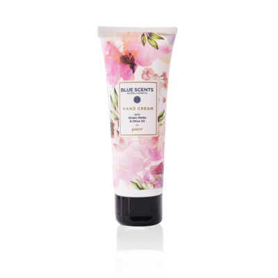 Blue Scents Κρέμα Χεριών Pure 75ml, μια ενυδατική κρέμα με ανάλαφρη και διακριτική σύνθεση, σχεδιασμένη να προσφέρει άμεση φροντίδα και απαλότητα στα χέρια, απορροφούμενη εύκολα χωρίς να αφήνει αίσθηση λιπαρότητας.