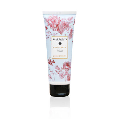 Blue Scents Κρέμα Χεριών Pomegranate 75ml, μια ενυδατική κρέμα εμπλουτισμένη με εκχύλισμα ροδιού, που παρέχει αντιοξειδωτική προστασία, αφήνοντας τα χέρια ενυδατωμένα, απαλά και με ένα διακριτικό, φρουτώδες άρωμα.