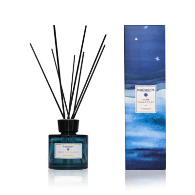 Blue Scents αρωματικό χώρου Oceania 100ml με ξυλάκια για δροσερή αίσθηση αναζωογόνησης και θαλασσινή αύρα που αναβαθμίζει την ατμόσφαιρα του χώρου σας.