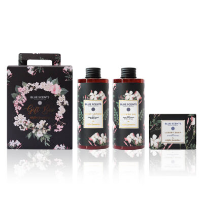 Blue Scents σετ δώρου Night Jasmine με επιλεγμένα προϊόντα περιποίησης σώματος που αναδεικνύουν το μεθυστικό και κομψό άρωμα του νυχτολούλουδου.