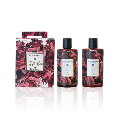 Blue Scents σετ δώρου Dark Cherry με προϊόντα περιποίησης σώματος που χαρακτηρίζονται από το έντονο, φρουτώδες και γοητευτικό άρωμα του μαύρου κερασιού.