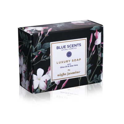 Blue Scents σαπούνι White Jasmine 135gr, ένα χειροποίητο σαπούνι βασισμένο σε αγνά φυτικά έλαια, που καθαρίζει απαλά την επιδερμίδα αφήνοντας ένα διακριτικό και μεθυστικό άρωμα γιασεμιού που χαλαρώνει τις αισθήσεις.