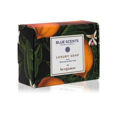 Blue Scents σαπούνι Bergamot 135gr, ένα χειροποίητο σαπούνι φυτικής βάσης με το δροσερό και τονωτικό άρωμα του περγαμόντου, που προσφέρει μια αναζωογονητική εμπειρία καθαρισμού, αφήνοντας την επιδερμίδα καθαρή, ανανεωμένη και διακριτικά αρωματισμένη με εσπεριδοειδείς νότες.