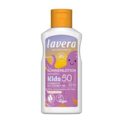 Lavera Παιδικό Αντηλιακό Πλούσιας Υφής SPF50 100ml, ένα πιστοποιημένο βιολογικό αντηλιακό με 100% φυσικά φίλτρα, ειδικά σχεδιασμένο για την ευαίσθητη παιδική επιδερμίδα, που προσφέρει υψηλή προστασία από τις ακτίνες UVA/UVB, ενώ η πλούσια, ενυδατική του σύνθεση καταπραΰνει και θρέφει το δέρμα χωρίς να αφήνει λευκά υπολείμματα.