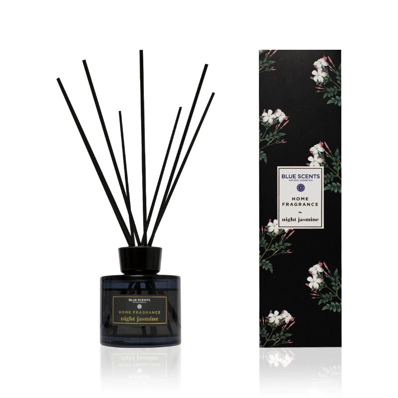 Blue Scents αρωματικό χώρου Night Jasmine 100ml με ξυλάκια για μια μεθυστική και αισθησιακή διάχυση αρώματος που προσδίδει μια νότα πολυτέλειας και ηρεμίας στον χώρο σας.