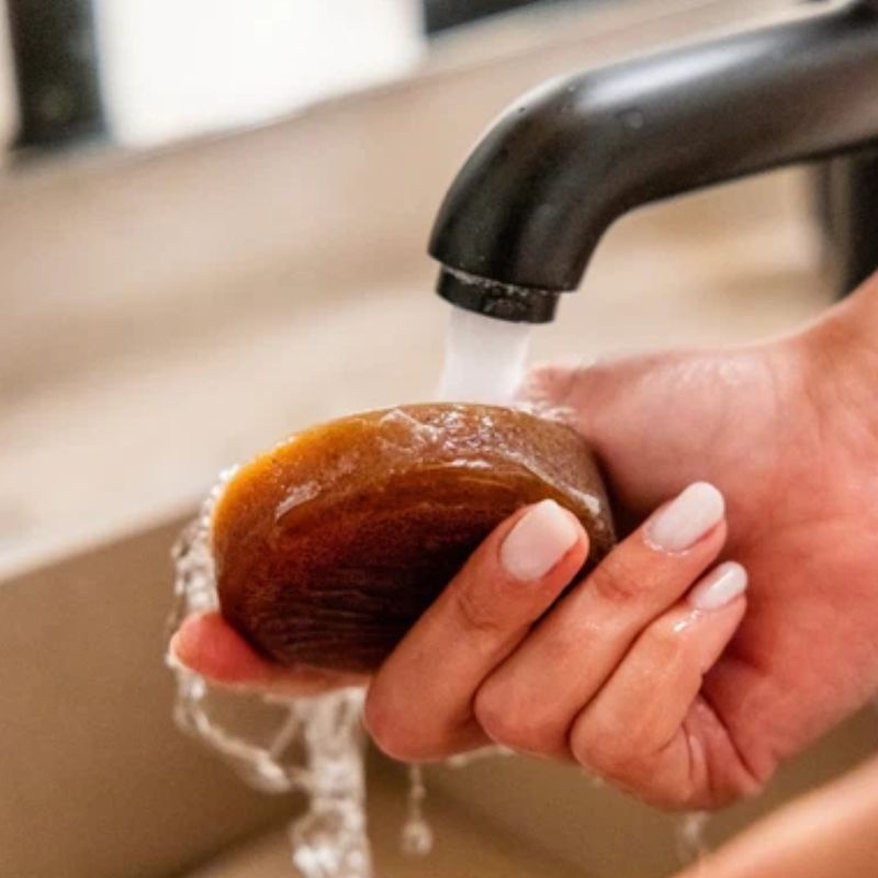 Φυσικό σαπούνι My Bee με πρόπολη και μέλι για ήπιο καθαρισμό, ενυδάτωση και φυσική αντιβακτηριδιακή προστασία.